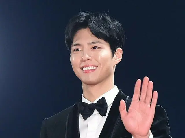 俳優パク・ボゴム、MCとしてレッドカーペット参加。