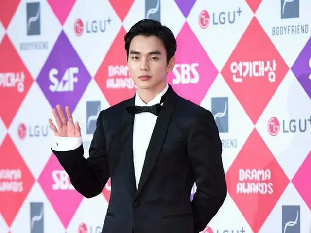 俳優ユ・スンホ、レッドカーペット参加。