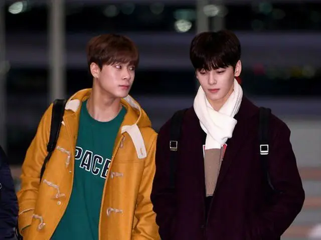 ASTRO、出国中