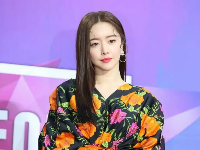 女優ホン・スア、「第27回ソウル歌謡大賞」レッドカーペットに登場