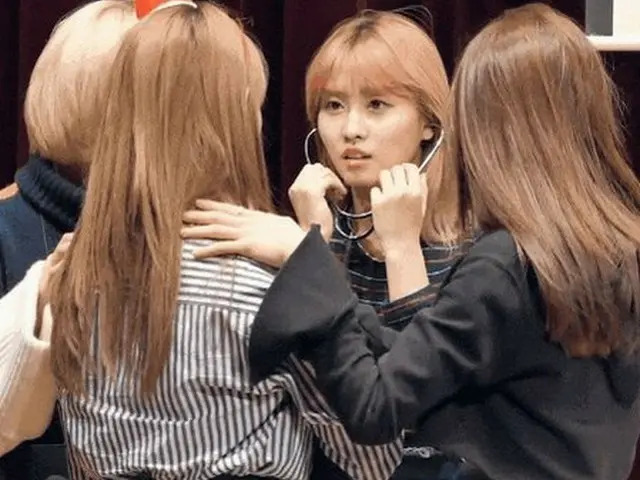 TWICE、ジヒョの「心臓音」を聞いたモモの表情