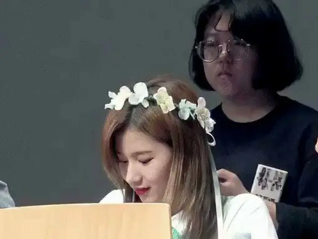 TWICE サナ、「エビちゅ」縫いぐるみに共感する表情