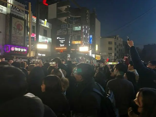 iKON、SBSバラエティ番組「本格芸能真夜中」の街頭インタビュー収録中に人が殺到し、撮影地付近が麻痺