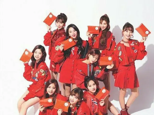 TWICE、日本のタワーレコードとキャンペーン中