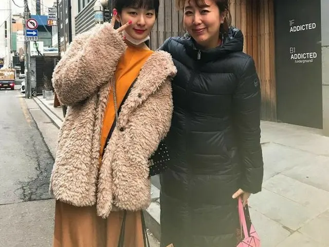 料理研究家ホン・シネ氏、Red Velvet スルギとのツーショット写真を公開