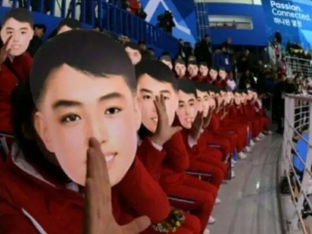 北朝鮮の「美女」応援団、「美男」応援団に急変身