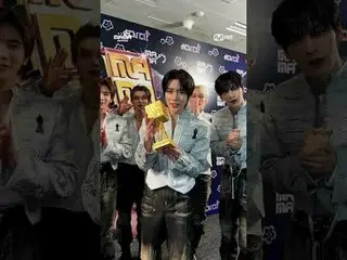 [#2025MAMA] タイガーがトロフィーをプレゼント！🐱🏆 TOMORROW X TOGETHER_ _  (TOMORROW X TOGETHER_ 