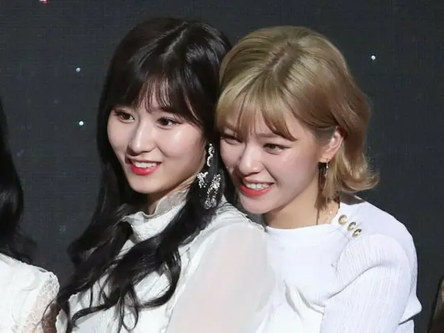 TWICE ジョンヨン、サナにバックハグ