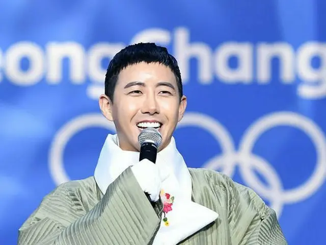 ZE：A グァンヒ、「2018平昌冬季五輪」メダル授賞式を前に進行を務める。