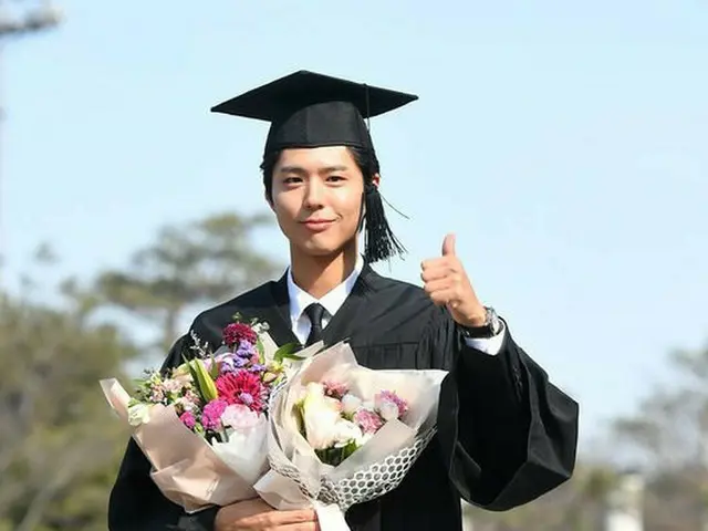 俳優パク・ボゴム、明智(ミョンジ)大学の学位授与式に出席