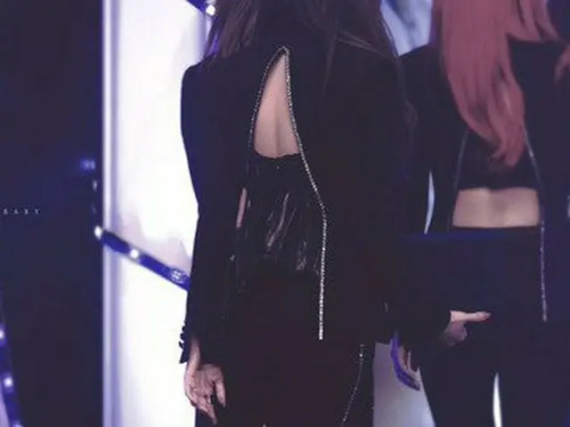 EXID LE、セクハラ疑惑?!…ハニのお尻を触る