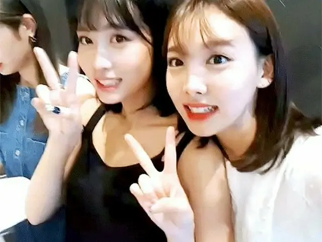 似てきたTWICE モモ、ナヨン、「V」と「チョキ」の違い