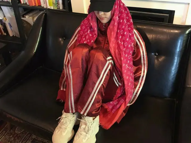 【I公式】2NE1 出身 DARA、明日着る衣装をフィッティング中。