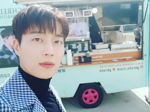 【I公式】Highlight ドゥジュン[DOOJOON]、ドラマ「ラジオロマンス」の撮影現場にファンからケータリングのプレゼント。