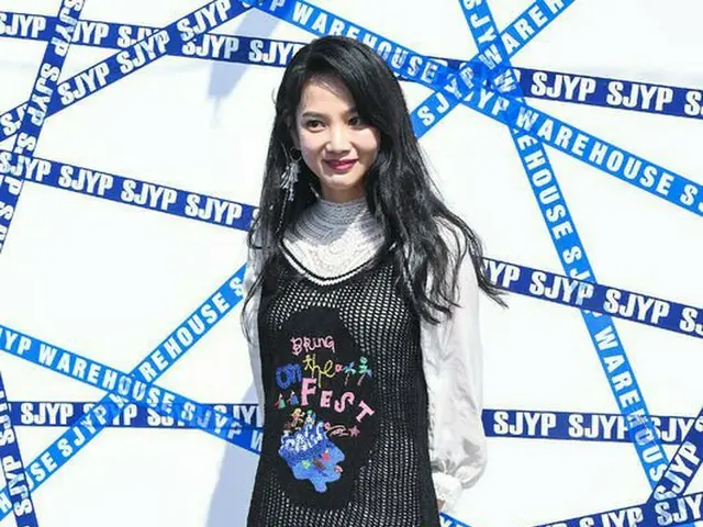女優ユン・スンア、ソウル市内で開かれたSJYP 18 Summer/Pre-fall プレゼンテーション記念フォトウォールに参加。
