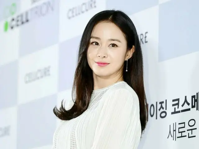 女優キム・テヒ、コスメブランドのフォトウォールに登場。