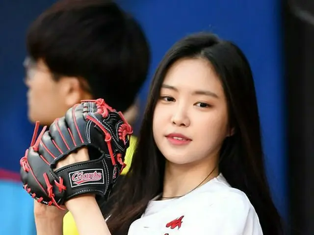 Apink ナウン、韓国プロ野球始球式