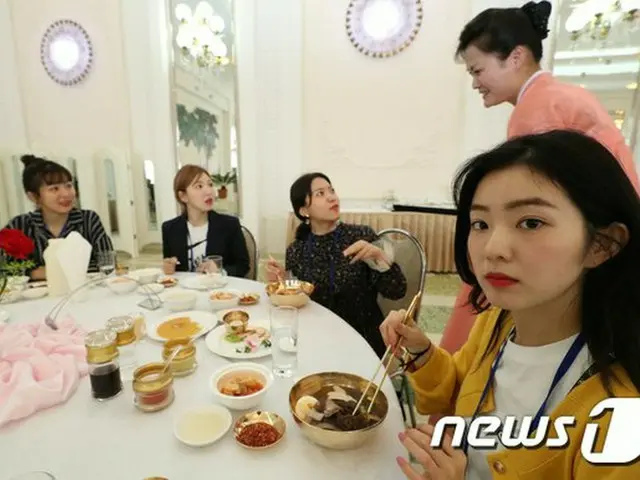平壌の冷麺専門店「玉流館」で冷麺を食べているRed Velvet