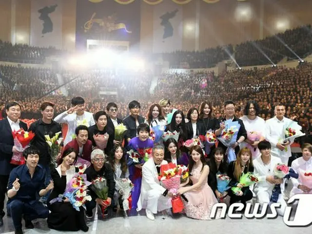 Red Velvet ＆ 少女時代 ソヒョンら韓国芸術団と北朝鮮芸術団の記念撮影