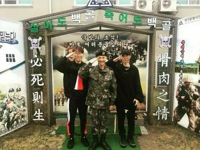 BIGBANG G-DRAGON、基礎軍事訓練修了式での写真が公開される