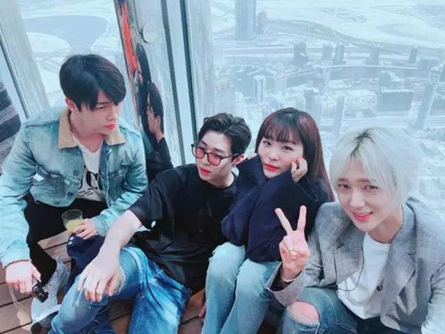 RED VELVET スルギ、with SUPER JUNIOR on 摩天楼 in ドバイ 
