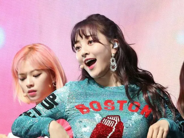 TWICE ジヒョ、「What is Love?」カムバックのショーケース中