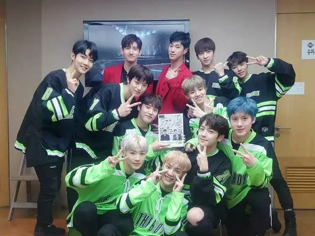 THE BOYZ、東方神起 との記念写真を公開。