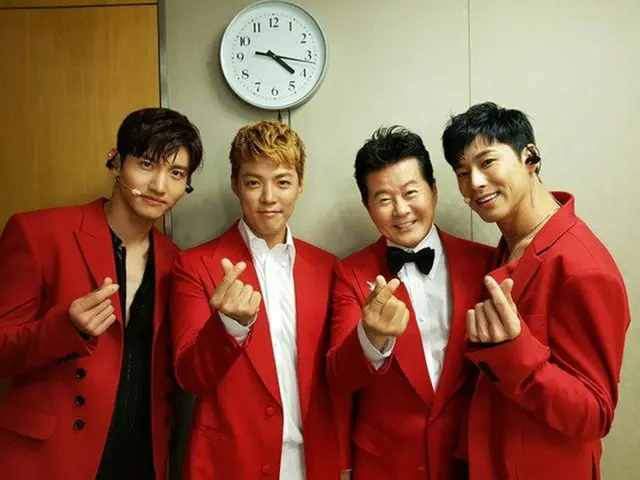 テ・ジナ KangNam(M.I.B) 、12日に放送されたMnet「MCOUNTDOWN」出演後に控室で東方神起 と記念写真