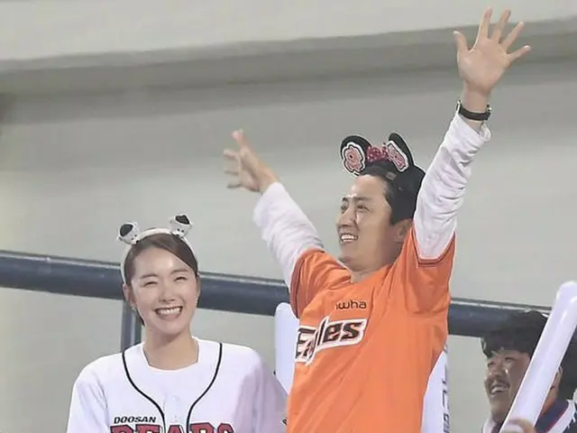 女優ソ・イヒョン ＆ 俳優イン・ギョジン 夫婦、プロ野球を観戦中にチュッ