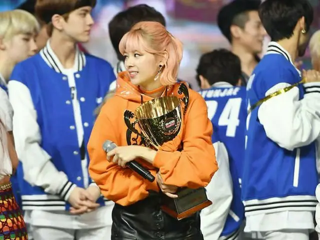 TWICE ジョンヨン、1位のトロフィーを大事に抱える