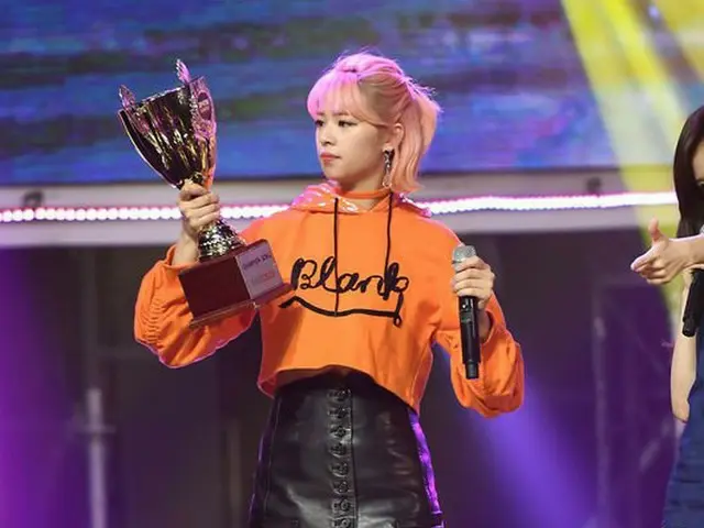 TWICE ジョンヨン、1位のトロフィーを真剣に見つめる