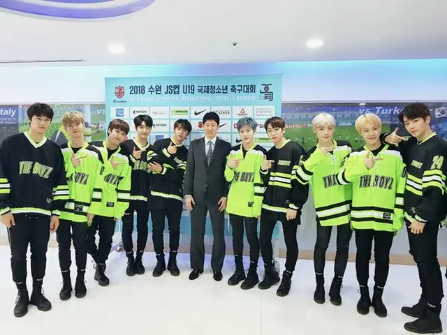 THE BOYZ、パク・チソンとの記念写真を公開。