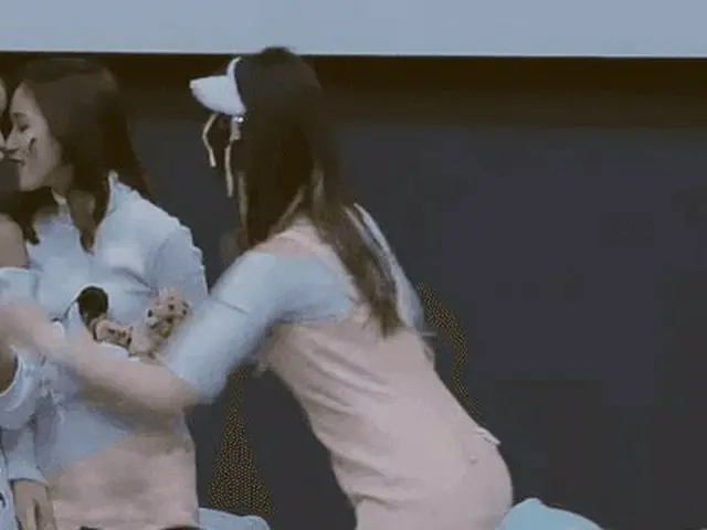 TWICE、サナのせいでミナとモモがチュッ