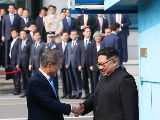 北朝鮮のキム・ジョンウン委員長、韓国への「越境」の瞬間