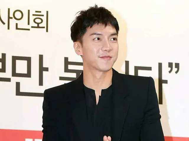 俳優イ・スンギ、ファンサイン会を開催。