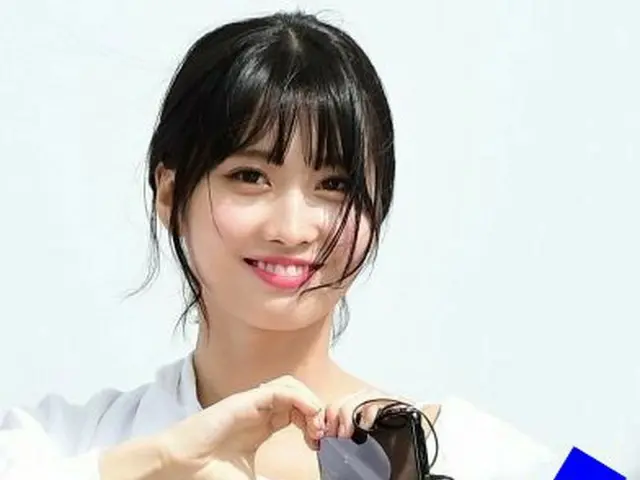 TWICE モモ、「イヤフォンの女神」が話題