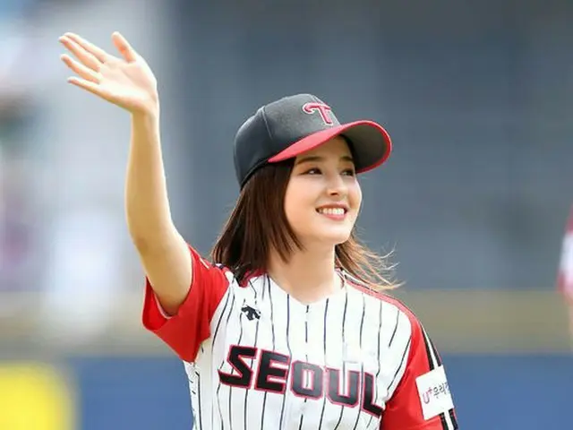 MOMOLAND ナンシー、始球式。