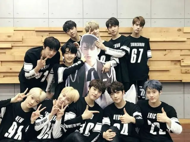 THE BOYZ、活動中断中のファルのパネルと一緒に団体写真を撮影。