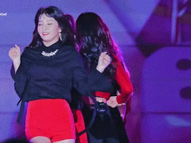 舞台上のRED VELVET アイリーン、スルギの「愛嬌」をモニターで確認した瞬間の表情