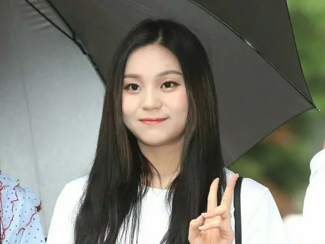 GFRIEND、「自分顔の傘」で出勤中。