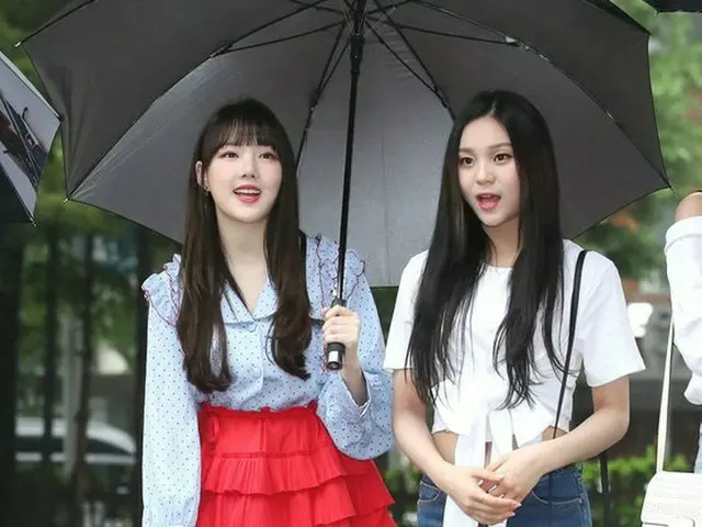 GFRIEND、雨の中、出勤中。