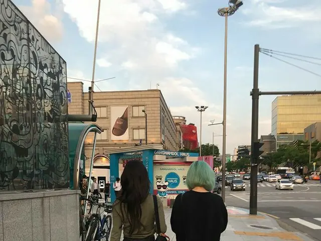 ソウルの街に現れたTWICE、後姿が話題