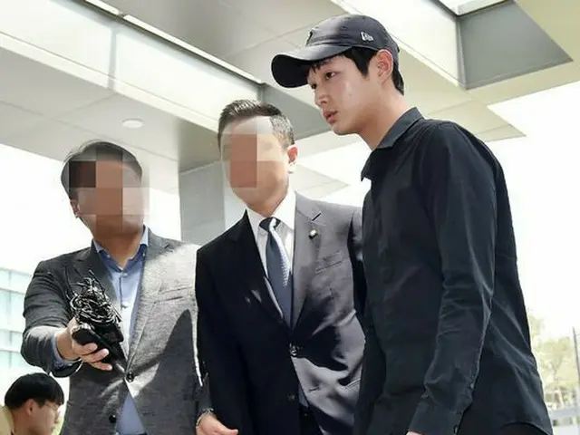 性的嫌がらせ・凶器脅迫容疑の俳優イ・ソウォン、終始”無言のまま”検察へ…