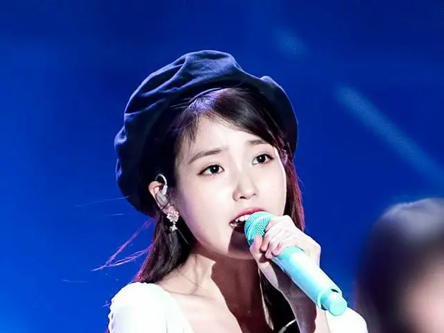 IU(アイユー)、新色の特製マイクが話題