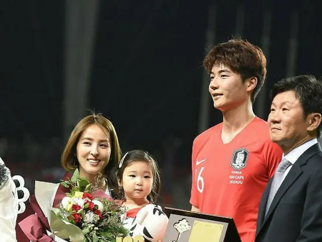 女優ハン・ヘジン ＆ サッカー韓国代表のキ・ソンヨン 夫婦の4歳の娘シオンちゃん、初めて公の場に。