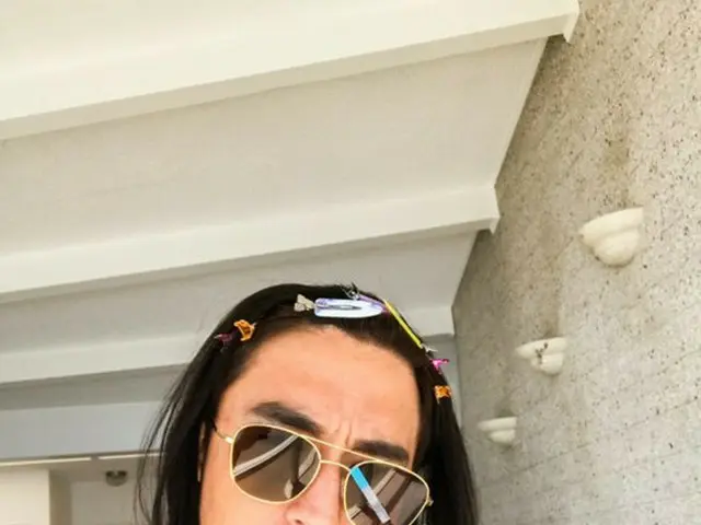 俳優ダニエル・ヘニー、破格の長髪ヘアを公開