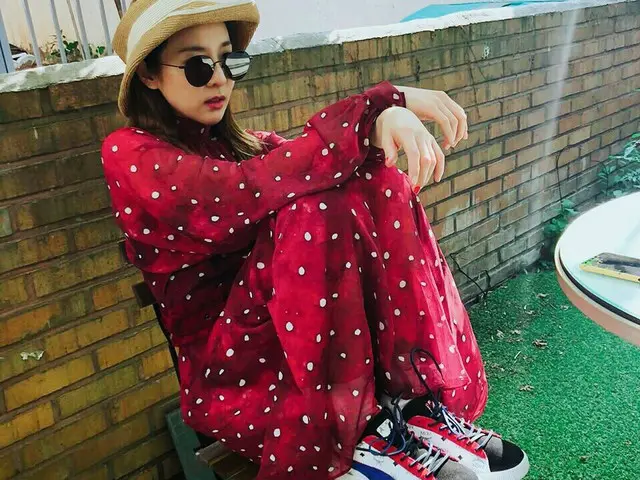 【g公式】2NE1 出身 DARA、新しいシューズを公開。