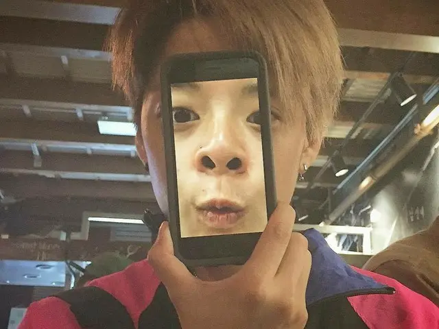 【g公式】f(x) Amber、「透明なスマホ」遊び。