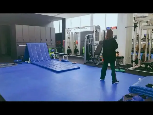 【g公式】2NE1 出身DARA、始球式の練習中。