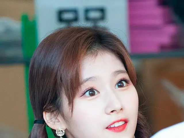 TWICE サナ、ファンを見つめる強烈な眼力